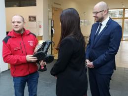 Ręcznie malowane glany trafiły pod młotek WOŚP. Unikat trafi na Allegro