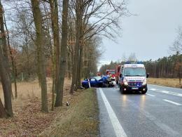 Wypadek w Dąbrowie. Kierowca zjechał z drogi i uderzył w drzewo