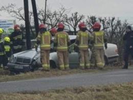 Wypadek w Dobrzeniu Wielkim. Samochód uderzył w betonowy przepust, kierowca uciekł