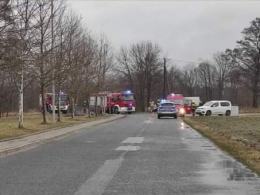Wypadek w Dobrzeniu Wielkim. Samochód uderzył w betonowy przepust, kierowca uciekł