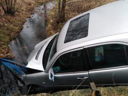 Wypadek w Dobrzeniu Wielkim. Samochód uderzył w betonowy przepust, kierowca uciekł