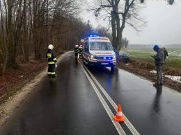 Wypadek w powiecie oleskim. Samochód osobowy uderzył w drzewo