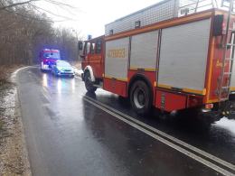 Wypadek w powiecie oleskim. Samochód osobowy uderzył w drzewo