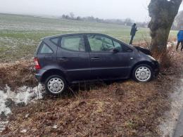 Wypadek w powiecie oleskim. Samochód osobowy uderzył w drzewo