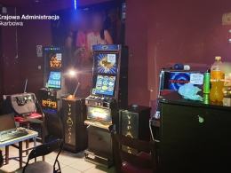 Nielegalny salon z automatami do gier hazardowych z narkotykami na pokładzie