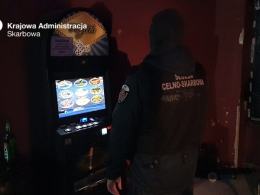 Nielegalny salon z automatami do gier hazardowych z narkotykami na pokładzie
