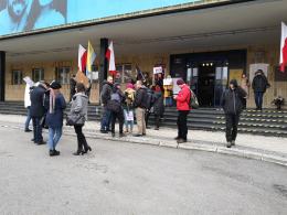 Protest pod Urzędem Wojewódzkim. Rodzice domagają się powrotu stacjonarnej nauki