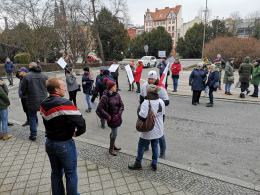Protest pod Urzędem Wojewódzkim. Rodzice domagają się powrotu stacjonarnej nauki