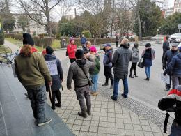 Protest pod Urzędem Wojewódzkim. Rodzice domagają się powrotu stacjonarnej nauki