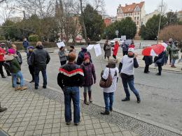 Protest pod Urzędem Wojewódzkim. Rodzice domagają się powrotu stacjonarnej nauki