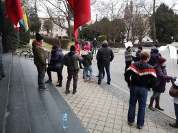 Protest pod Urzędem Wojewódzkim. Rodzice domagają się powrotu stacjonarnej nauki