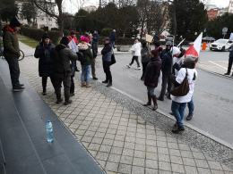 Protest pod Urzędem Wojewódzkim. Rodzice domagają się powrotu stacjonarnej nauki