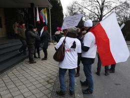 Protest pod Urzędem Wojewódzkim. Rodzice domagają się powrotu stacjonarnej nauki