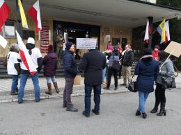 Protest pod Urzędem Wojewódzkim. Rodzice domagają się powrotu stacjonarnej nauki