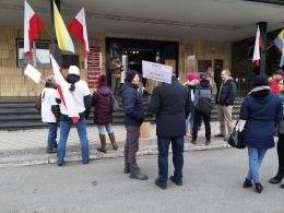 Protest pod Urzędem Wojewódzkim. Rodzice domagają się powrotu stacjonarnej nauki