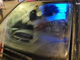 Jechała z zamarzniętą szybą - wjechała w rodzinę na przejściu dla pieszych