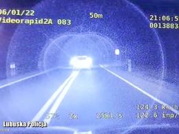 Szaleńcza ucieczka pijanego kierowcy przed policyjną kontrolą zakończona na drzewie