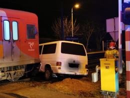 Wypadek w Wilkowie. Pociąg uderzył w busa
