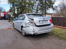 Krasków: Samochód wypadł z drogi i wjechał w ogrodzenie posesji