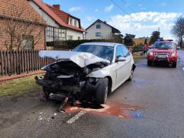 Krasków: Samochód wypadł z drogi i wjechał w ogrodzenie posesji
