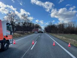 Zablokowana DK46 po zderzeniu samochodu ciężarowego i busa