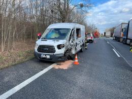 Zablokowana DK46 po zderzeniu samochodu ciężarowego i busa