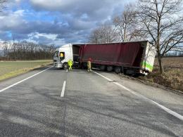 Zablokowana DK46 po zderzeniu samochodu ciężarowego i busa