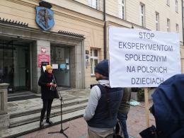 Rodzice protestują przeciw zdalnej nauce