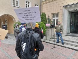 Rodzice protestują przeciw zdalnej nauce