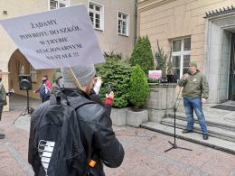 Rodzice protestują przeciw zdalnej nauce