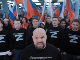 Litera "Z" "swastyką" w rękach popierających działania Putina