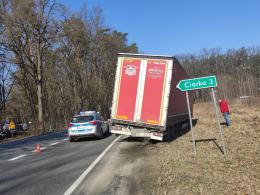 Wypadek na DK11 w powiecie oleskim. Poszkodowana matka z dwójką małych dzieci
