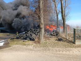 Pożar składowiska opon w powiecie głubczyckim