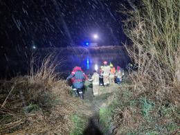 Mężczyzna miał wskoczyć do rzeki. Nocne działania straży w powiecie brzeskim