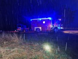Mężczyzna miał wskoczyć do rzeki. Nocne działania straży w powiecie brzeskim