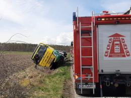 Wypadek w powiecie namysłowskim. Ciężarówka wypadła z drogi
