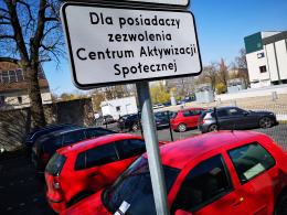 Mieszkańcy Krakowskiej z mandatami i blokadami za parkowanie...na nowym parkingu CAS
