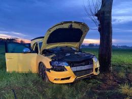 Wypadek w Mechnicy. Samochód wjechał w drzewo
