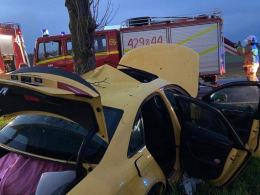 Wypadek w Mechnicy. Samochód wjechał w drzewo