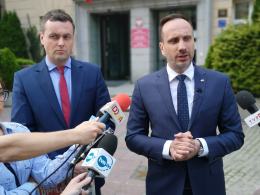 Janusz Kowalski rozpoczyna kontrolę poselską. W tle przetargi Sebastiana Paronia w WIK