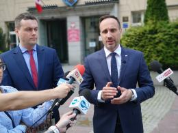 Janusz Kowalski rozpoczyna kontrolę poselską. W tle przetargi Sebastiana Paronia w WIK