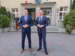 Janusz Kowalski rozpoczyna kontrolę poselską. W tle przetargi Sebastiana Paronia w WIK