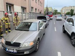 Kolizja pojazdów na ulicy Niemodlińskiej w Opolu. Są utrudnienia