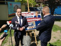 Paweł Tanajno zakłócił konferencję posła Kowalskiego. Afera pod TBS na Hallera