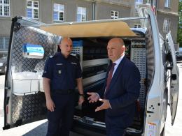 Policjanci z komendy wojewódzkiej otrzymali specjalistyczny radiowóz kryminalistyczny
