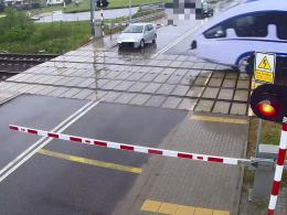 Niebezpieczne zachowanie kierowcy na przejeździe kolejowym