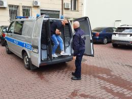 Warszawa: Ucharakteryzowała się na 85-latkę, aby przejąć mieszkanie warte 4 miliony złotych