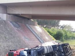 Wypadek na opolskim odcinku A4. Samochód ciężarowy wypadł z drogi