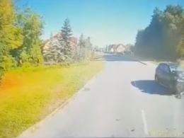 Policja z Nysy publikuje nagranie kolizji. Kierująca Hyundaiem wjeżdża pod samochód ciężarowy