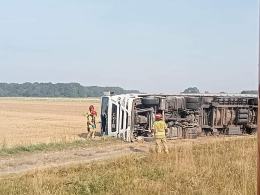 Ciężarówka wypadła z drogi pomiędzy Bierzowem, a węzłem autostradowym